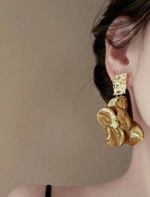 Amisi Petal Earring (Goldish Brown)