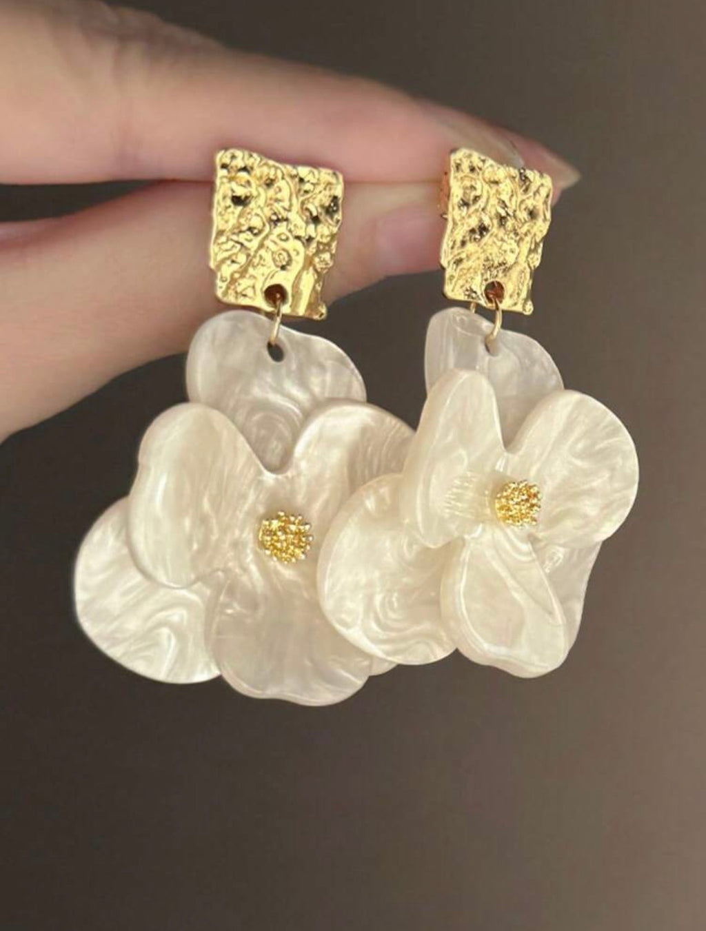 Amisi Acrylic Petal Earring (Shimmer White)