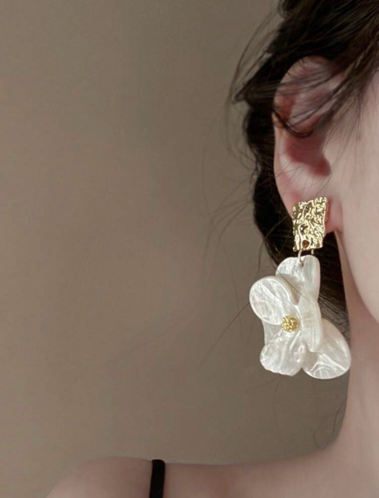 Amisi Acrylic Petal Earring (Shimmer White)