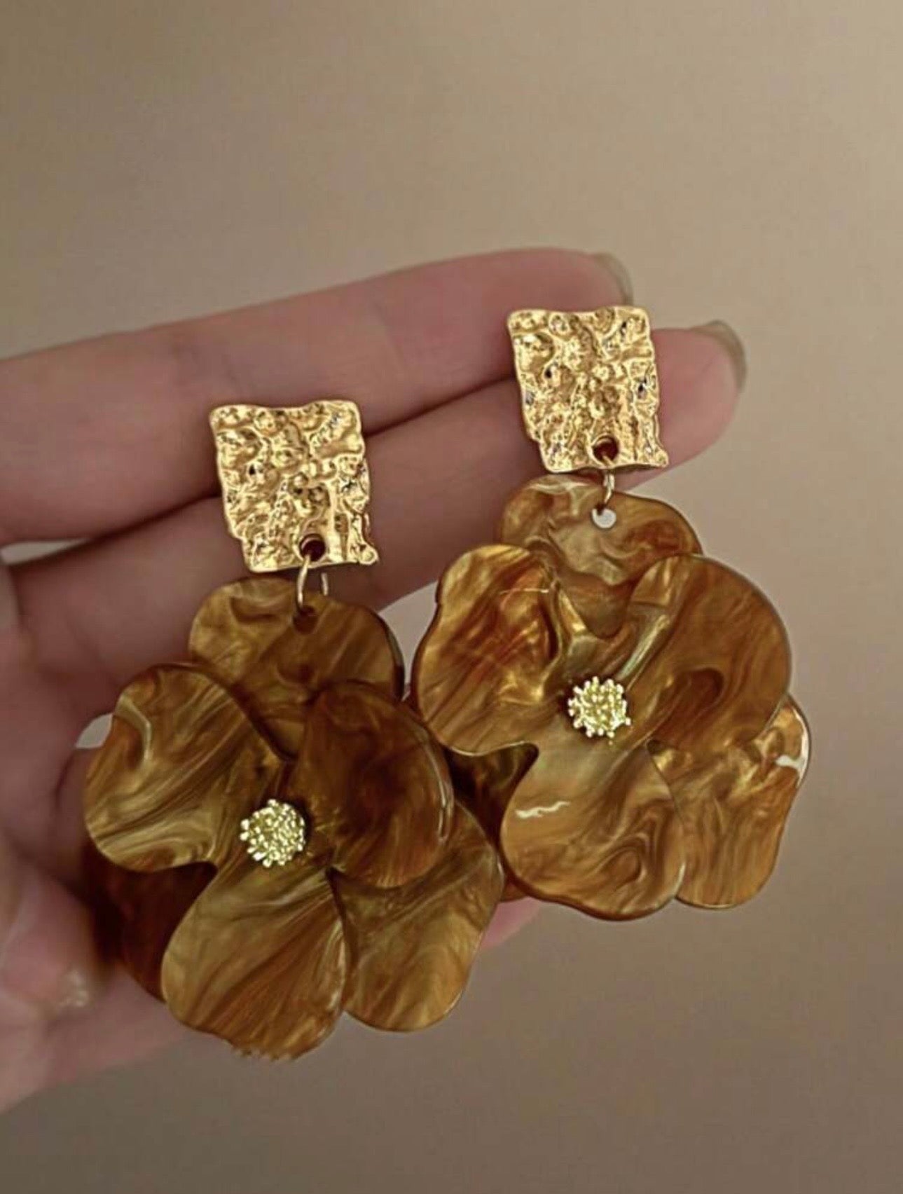 Amisi Petal Earring (Goldish Brown)